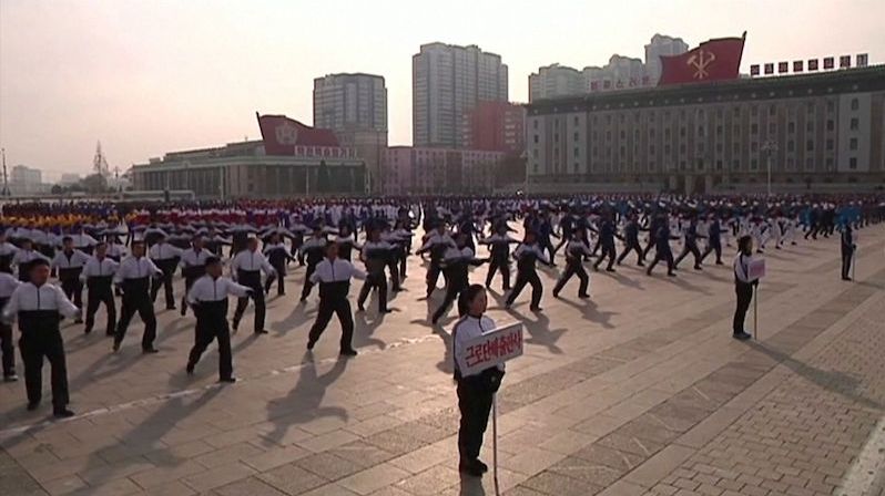 Severokorejští úředníci oslavili Nový rok cvičením v ulicích
